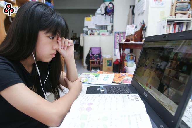 劳动部官员提醒，若是轻症居家照护、但又可远距上班继续提供劳务，老板应继续给付工资，劳工就无法请领伤病给付。（报系资料照）