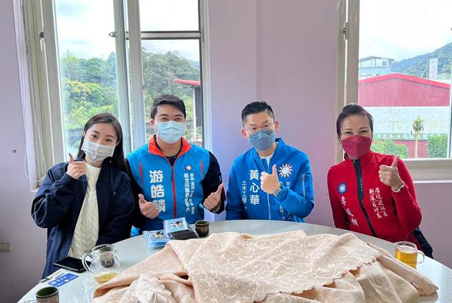 前新北市政府副发言人蔡畹蓥、国民党新店区党部委员游皓麟、国民党智库副行长黄心华、前国民党主席洪秀柱秘书李佩媜（左起至右），参与蓝营新北市第9选区（新店、深坑、石碇、乌来、坪林）议员初选，最后由国民党智库副行长黄心华胜出。（撷取自蔡畹蓥脸书）