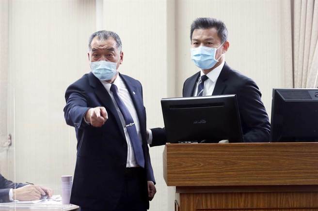 民进党立委何志伟5日指出，近来有教召员在营区确诊，被送到医院做PCR检测被丢包，质疑国防部的做法是否合适，不过讲到激动处时，却当场与国防部长邱国正（左）互相拍桌。邱国正表示，他要跟国防部工作同仁、会议主席道歉，「部长做了不好的示范给他们」，但是不会跟何志伟道歉。（邓博仁摄）