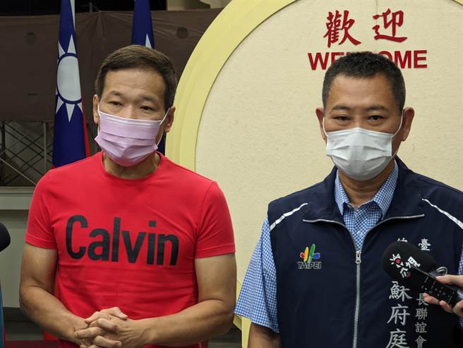 台北市议员锺小平（左）与北投区洲美里长苏府庭（右），5日共同呼吁台北市政府，应该配发快筛试剂给北市里长。（陈敬哲摄）