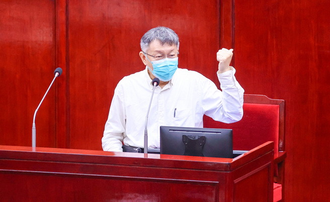 台北市长柯文哲（图中）5日前往市议会针对「臺北市重大工程推动进度与检讨」、「市府追加工程预算应对机制」、「北市能源政策及朝向2050净零排放」进行专案报告。 （罗永铭摄）