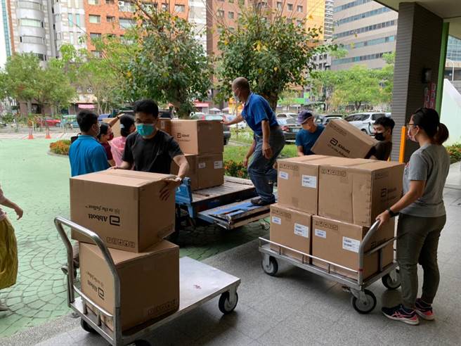 教育局5日開始發放快篩試劑，給公私立大專院校以下學校、幼兒園、補習班及兒童課後照顧中心的教職員工及學生密切接觸者。（台中市政府提供）