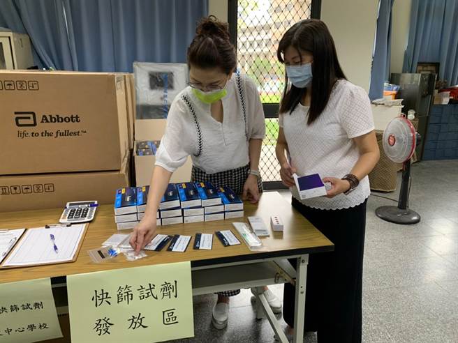 教育局為簡化流程並快速發放快篩試劑，分區以5所中心學校為發放窗口。（台中市政府提供）