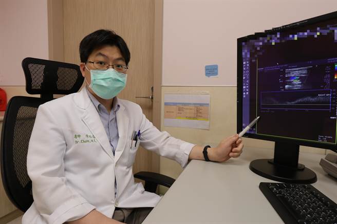 亚洲大学附属医院肾臟科主治医师陈虹志表示，利用周边血管超音波检查，发现患者左腿小腿动脉狭窄造成伤口迟迟未癒合。（冯惠宜摄）