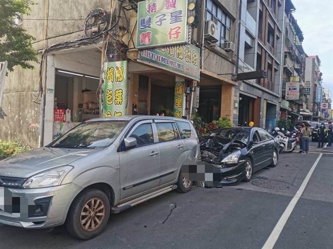 轎車駕駛擦撞路邊機車後撞擊一台客貨車後停止。（翻攝畫面）