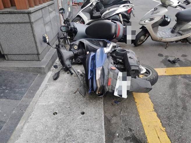 轎車駕駛酒駕擦撞路邊9輛機車。（翻攝畫面）