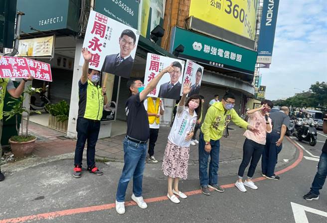立委陈亭妃、新北市议员李坤城和前主播陈乃瑜，今天齐聚潭子区，陪周永鸿站路口宣传拉票。（陈世宗摄）