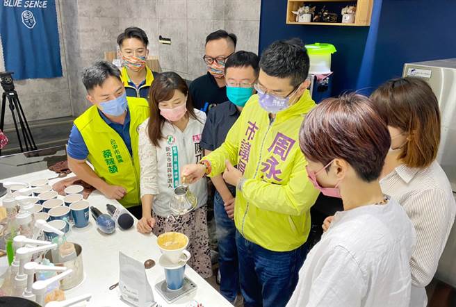 周永鸿和陈亭妃、陈乃瑜、李坤城四人共同前往在地青年所开设的咖啡厅煮咖啡，以行动力挺青年头家。（陈世宗摄）