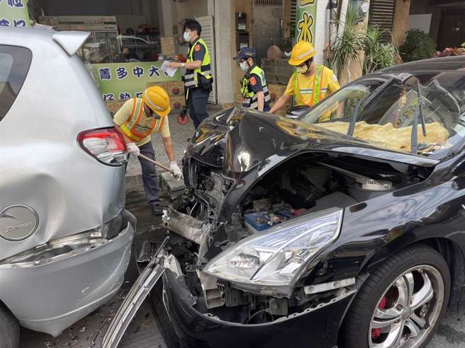 何男駕駛的黑色自小客車被撞到車頭全毀。（黃世麒攝）
