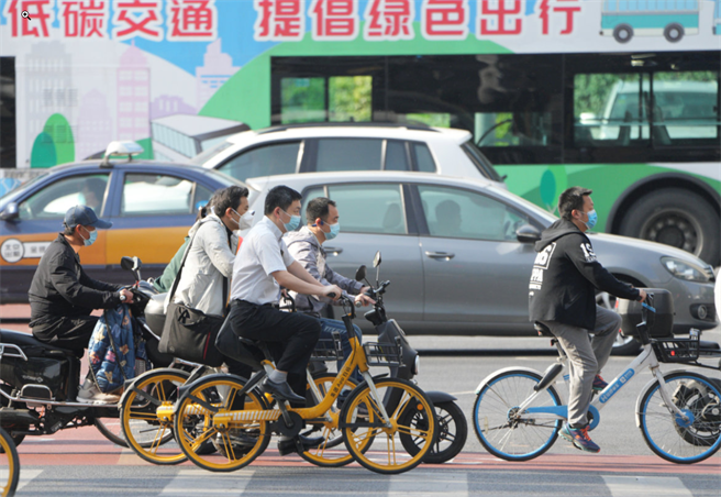 受到疫情影响，北京市封闭部分大眾运输，让许多通勤族踩着单车上班去。（截自微博）