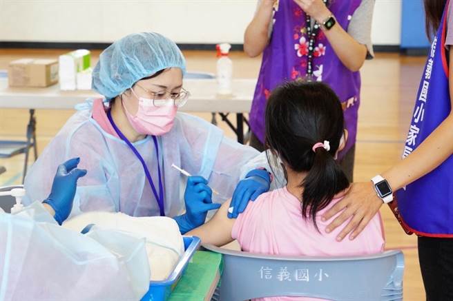 台北5日開始為6至11歲兒童接種莫德納，校園施打首站則為信義國小。（台北市政府提供／張芷瑜台北傳真）