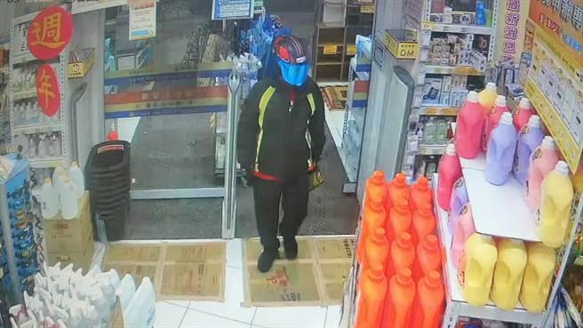 小港區漢民路上的小北百貨5日凌晨3時許遭一名戴著全罩式安全帽的男子搶劫，當時該男手上疑似持一把手槍，大聲喝令店員交出收銀檯內的現金。（翻攝畫面／洪浩軒高雄傳真）
