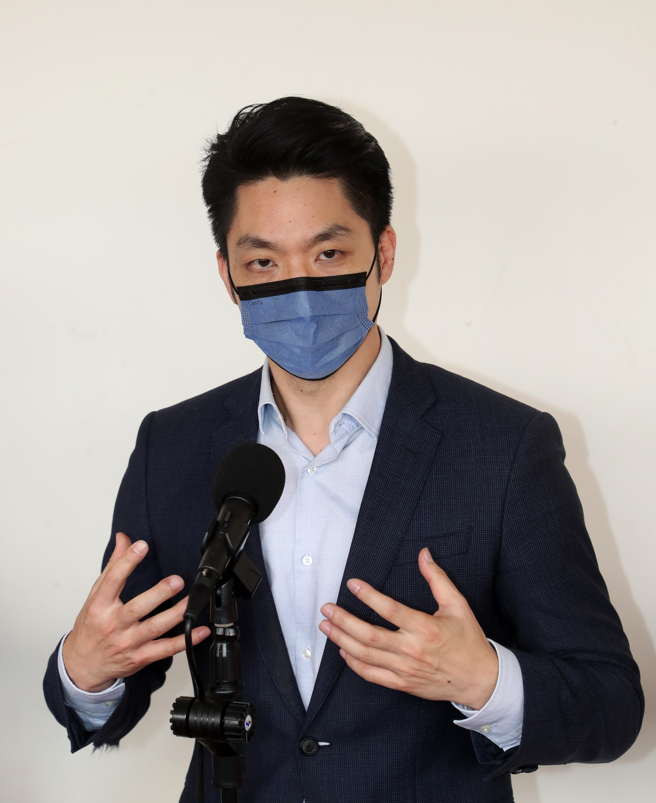 國民黨立委蔣萬安痛批，政府在防疫時不該讓政治領先，「只要跟民進黨有關係就沒關係嗎？」。（劉宗龍攝）