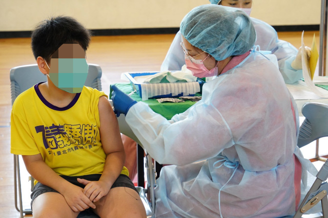 台北市啟動國小莫德納疫苗校園接種，信義國小5日800位學生有179位接種，約占全校22%，現場也由15位愛心志工及老師們一同陪伴孩子，多數小朋友接種完都說「不會痛」。（台北市政府提供）