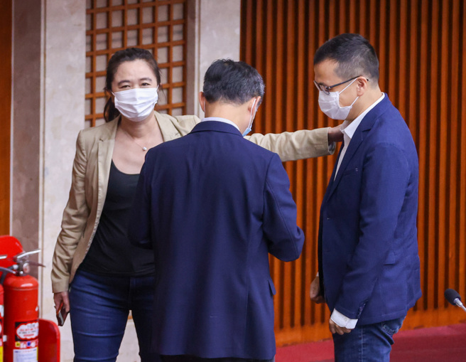 国民党籍市议员罗智强（右）5日在市议会质询中，宣布将请辞北市议员，市议员应晓薇（左）为他加油打气。（罗永铭摄）