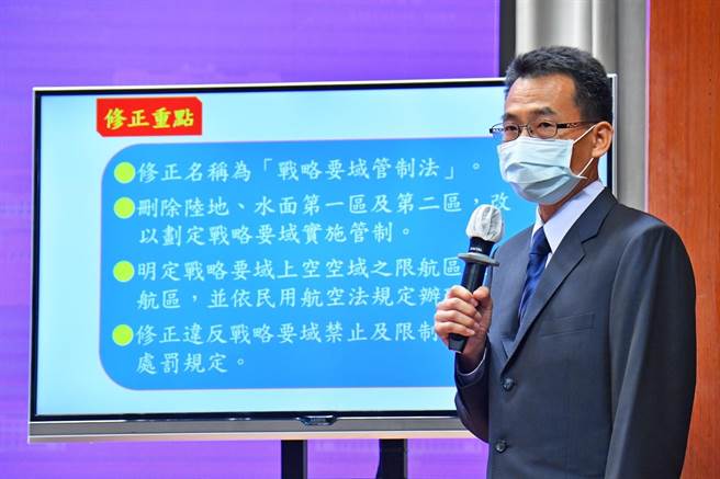 国防部作计室联战处长林文皇说明《要塞堡垒地带法》修正草案。（行政院提供）