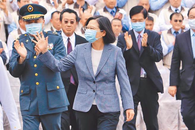 蔡英文总统在国家口罩队结束任务后，前往后备指挥部表扬支援官兵，而国防部继快筛国家队后。又成立1922国家队。（本报资料照片）