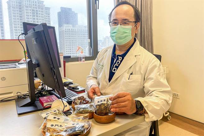 中医大新竹附医中医科主任徐新政说，确诊者 给清冠一号治疗，并依照病患症状给予清热止痛中药材，能增加保护力。（罗浚滨摄）