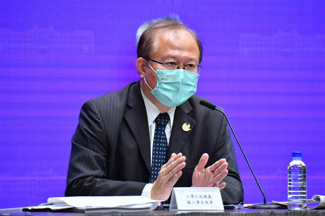 行政院会今天通过第二波组织调整相关修法，人事行政总处人事长苏俊荣于行政院会后记者会说明相关调整情形。（行政院提供）