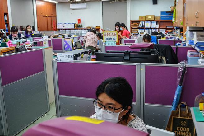 新竹县确诊数不断创新高乡，卫生局疾病管制科人员已续加班1个多月，夜间灯火通明。（新竹县政府提供／罗浚滨新竹传真）