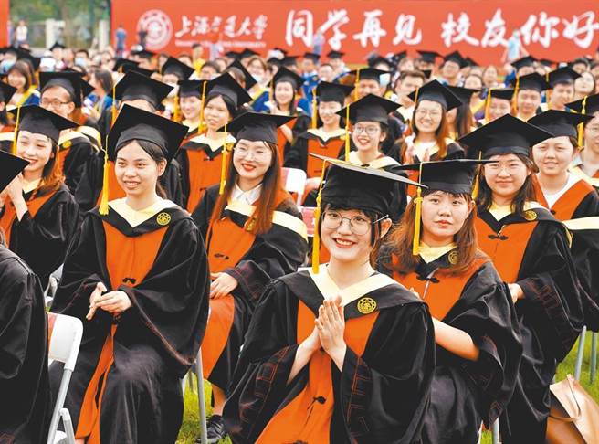京大学中文系教授张颐武表示，青年是社会中最有朝气和希望的力，人们对于一些在部分青年中流行的观念，如「躺平」和「宅」的反思，其实就是对于青年的信心和意志的召唤。图为上海交通大学毕业典礼。（新华社）