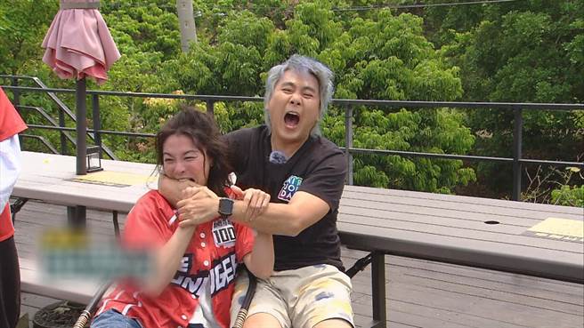 江祖平（左）为求胜利不惜狠咬王仁甫。（中视提供）