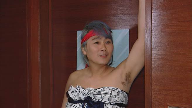 王仁甫在节目中化身汤屋小姐，露出腋毛遭到江祖平嫌弃。（中视提供）