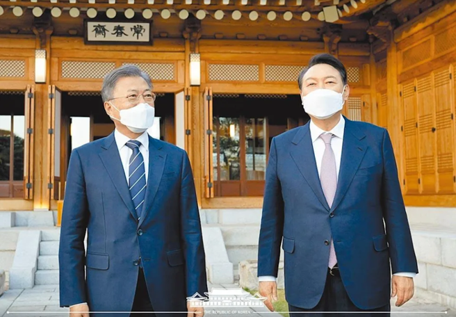 韩国新旧总统撕破脸 文在寅（图左）与尹锡悦（图右）图╱韩国总统府青瓦台推特
