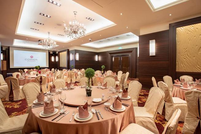 （抢谢师宴商机，世贸国际会馆推出中式桌菜与西式自助餐供选择。图／世贸国际会馆）　　