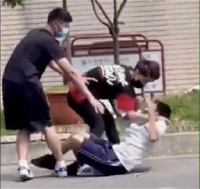 台南應用科大學生霸凌特教生，校方今表達嚴厲譴責。（摘自爆料公社）