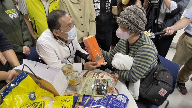 侯友宜也親手致贈母親節蛋糕給關懷個案。（呂健豪攝）