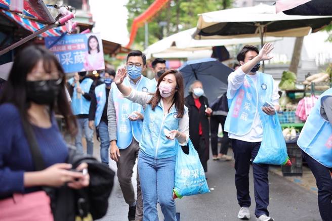 柳采葳（左）質疑，24小時內風雲變色，火速髮夾彎，是不是民進黨在斷尾止血？（翻攝柳采葳臉書）