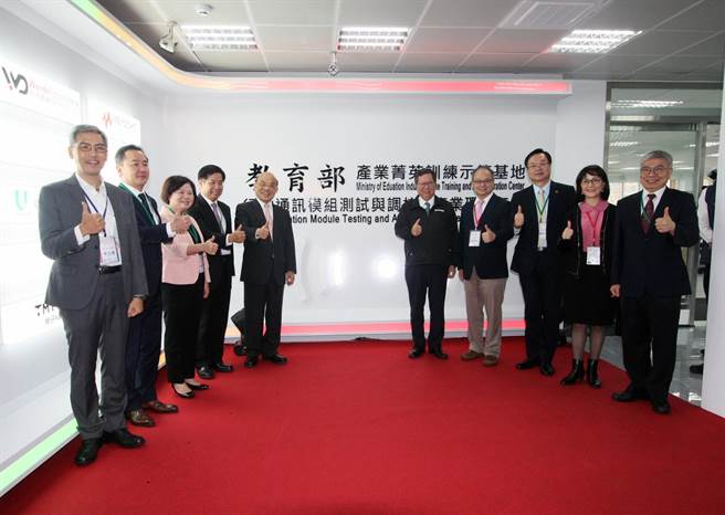 龙华科大获选教育部产业菁英训练示范基地，透过与业界同步产线实作场域，让学子对焦5G产业需求。(龙华科大提供)