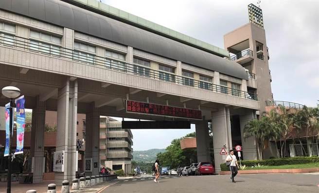 樹德科大傳出學生感情糾紛，女學生頸部遭男學生持刀劃傷，經送醫無大礙。圖中學生非當事人。（本報資料照片）