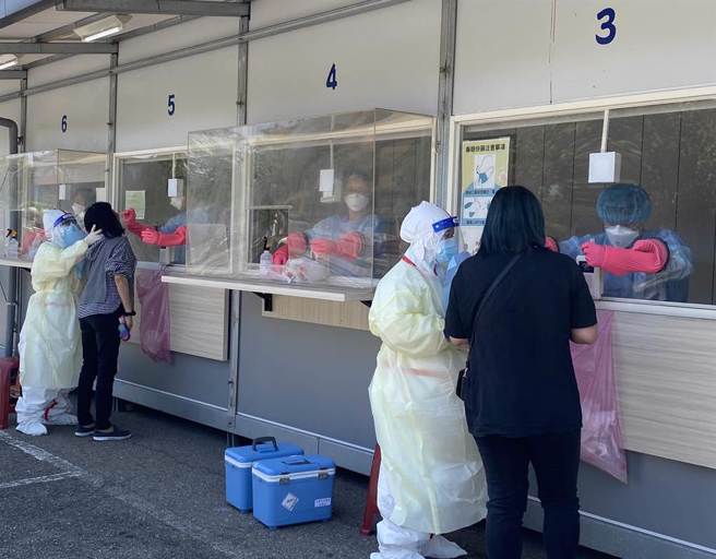 本土疫情创新高，不少民眾排队等待筛检。（本报系资料照）