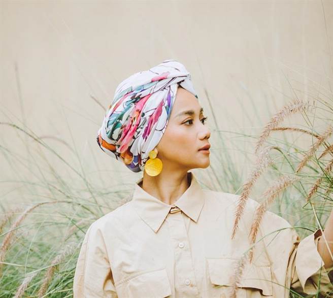 阿爆首度出书《Ari带着问号往前走》。（联经出版提供）