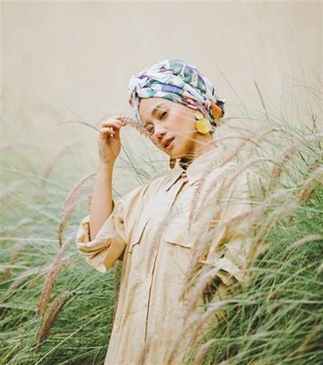 阿爆首度出书《Ari带着问号往前走》。（联经出版提供）