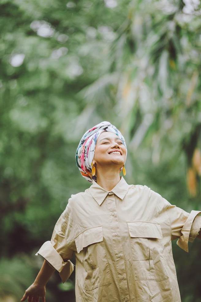 阿爆首度出书《Ari带着问号往前走》。（联经出版提供）