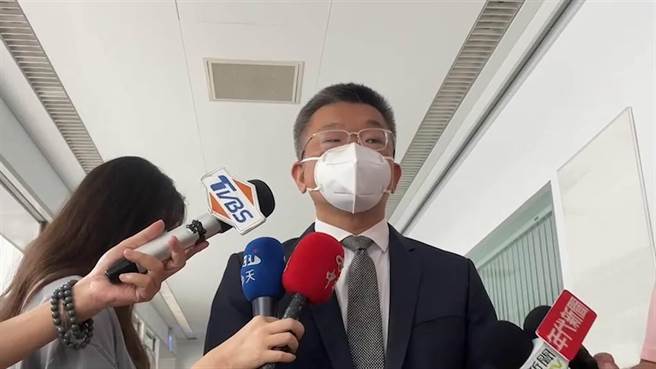 立法院副院長蔡其昌陪同游錫堃至台中市政府出席會議，針對立院遷建聽取地方意見。談到羅智強請辭，他回應，他跟羅不一樣，不會離開台中。（民眾提供／謝瓊雲台中傳真）