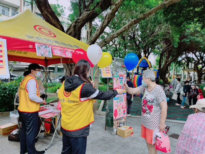 永慶房屋特別準備康乃馨、小禮物給里民們，希望大家都留下美好的回憶。圖/永慶房屋提供
