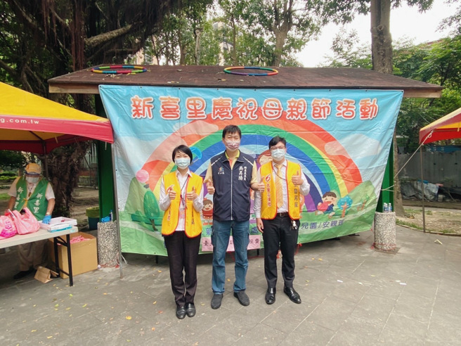 中山區新喜里在兼顧防疫下舉辦了母親節贈禮活動，永慶房屋熱情協助活動順利。圖/永慶房屋提供