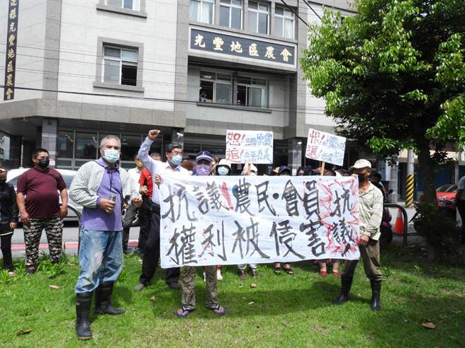 花蓮光復鄉近20名農友今（5）日在光豐農會門口抗議，認為農會理監事及小組核心幹部都是自己人，質疑選舉黑箱作業，要求農會體系全面改革。（羅亦晽攝）