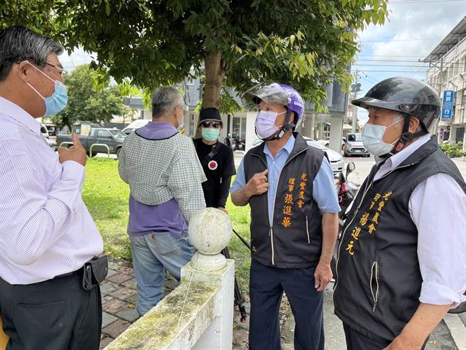 2名光豐農會原住民籍理事與陳抗農友發生小衝突，經農會人員從中協調，才讓雙方冷靜，離開現場。（羅亦晽攝）