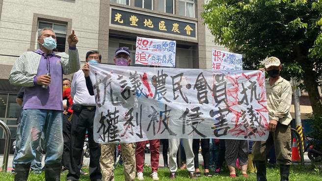 花蓮光復鄉近20名農友今（5）日在光豐農會門口抗議，認為農會理監事及小組核心幹部都是自己人，質疑選舉黑箱作業，要求農會體系全面改革。（羅亦晽攝）