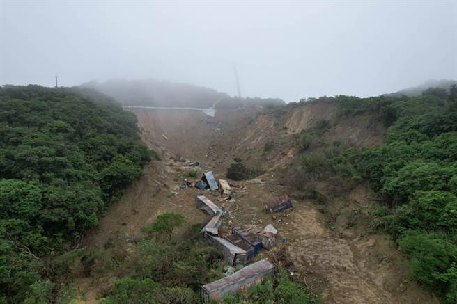 基隆市信义区杠子寮道路边坡2月底严重走山，至今仍有大量土石未清除。（读者提供／陈彩玲基隆传真）
