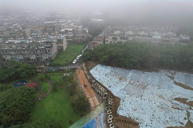基隆市信义区杠子寮道路边坡2月底严重走山，至今仍有大量土石未清除。（读者提供／陈彩玲基隆传真）