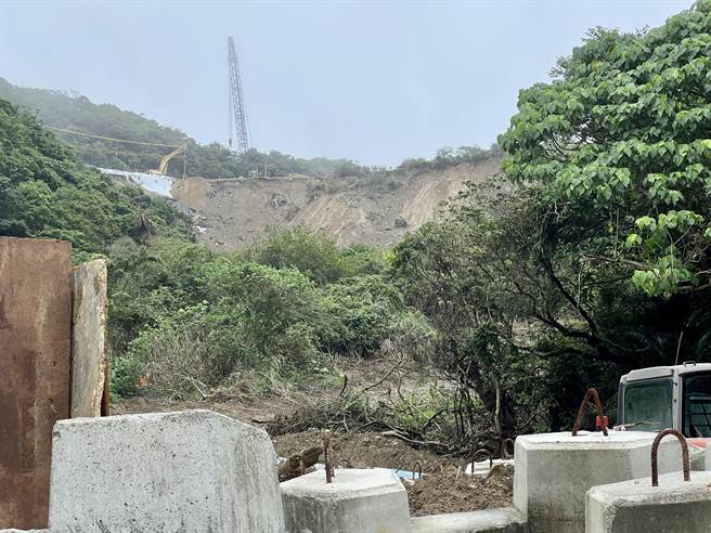 基隆市信义区杠子寮道路边坡2月底严重走山，至今仍有大量土石未清除。（陈彩玲摄）