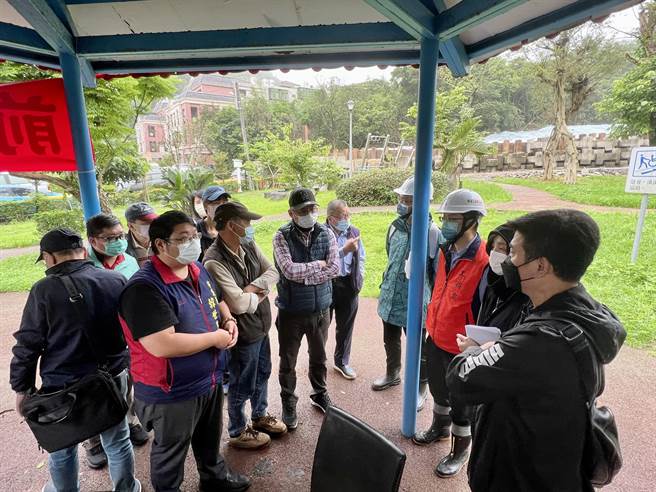 今日近30名当地居民至教忠公园前进指挥所开会，要求市府尽速赶工。（陈彩玲摄）