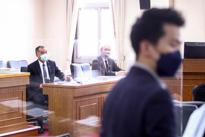 民进党立委何志伟（前）5日指出，近来有教召员在营区确诊，被送到医院做PCR检测被丢包，质疑国防部的做法是否合适，不过讲到激动处时，却当场与国防部长邱国正（左）互相拍桌。邱国正表示，他要跟国防部工作同仁、会议主席道歉，「部长做了不好的示范给他们」，但是不会跟何志伟道歉。质询完毕，何志伟转头离去。（邓博仁摄）