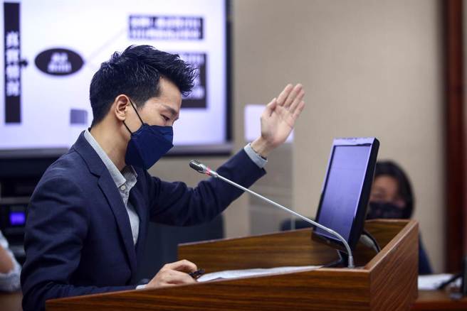  民进党立委何志伟（图）5日指出，近来有教召员在营区确诊，被送到医院做PCR检测被丢包，质疑国防部的做法是否合适，不过讲到激动处时，却当场与国防部长邱国正互相拍桌。（邓博仁摄）